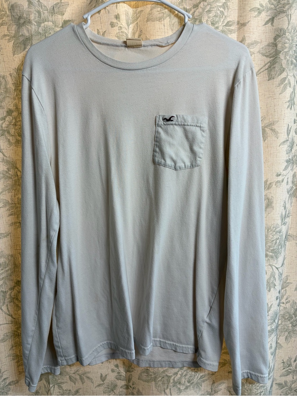 Hollister Men’s Long-Sleeve Pocket Tee in Light Blue-Gray